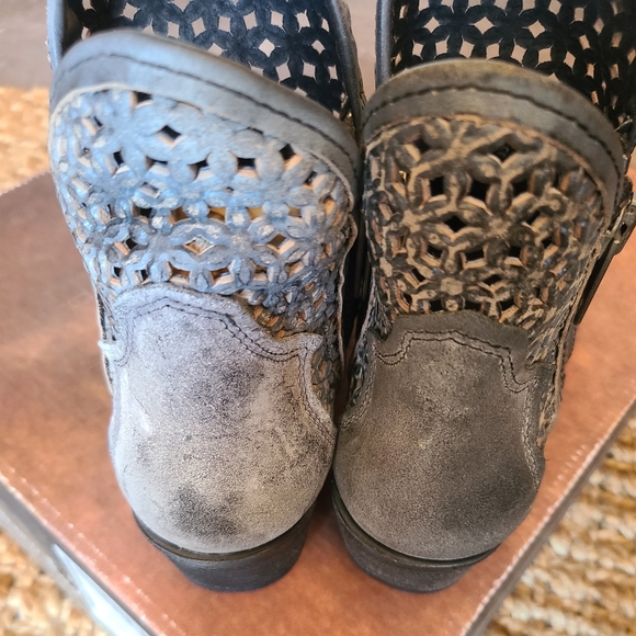 Circle G women's size 6.5 cutout booties - Picture 4 of 7